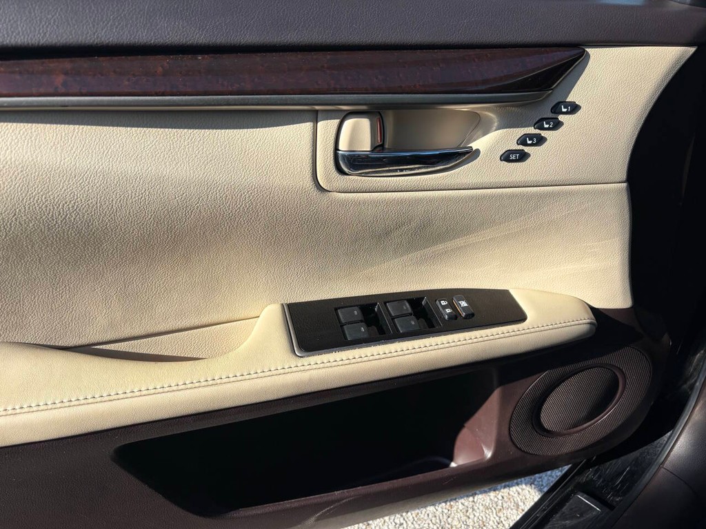 Lexus ES 350 Vehicle Full-screen Gallery Image 27