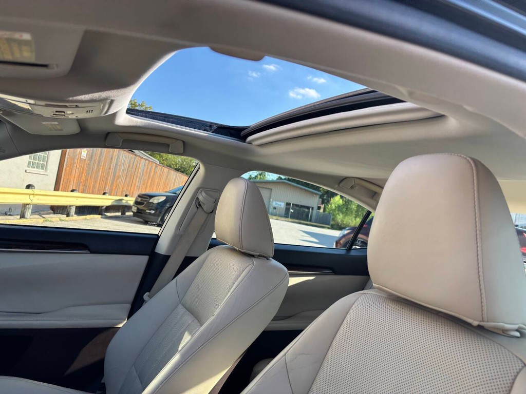 Lexus ES 350 Vehicle Full-screen Gallery Image 29