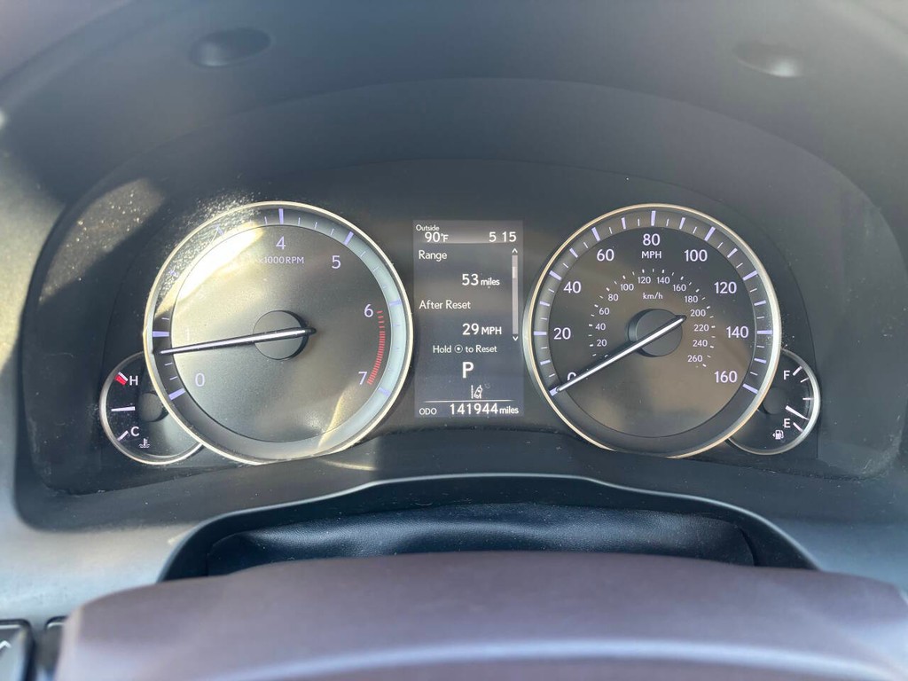 Lexus ES 350 Vehicle Full-screen Gallery Image 30