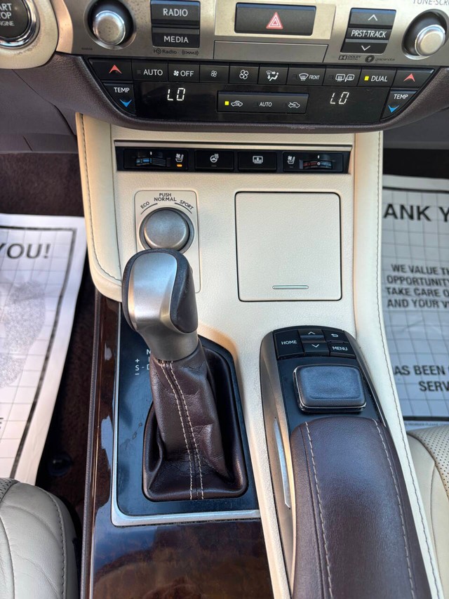 Lexus ES 350 Vehicle Full-screen Gallery Image 22