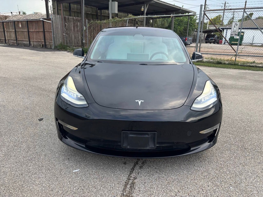 Tesla Model 3 Vehicle Full-screen Gallery Image 03