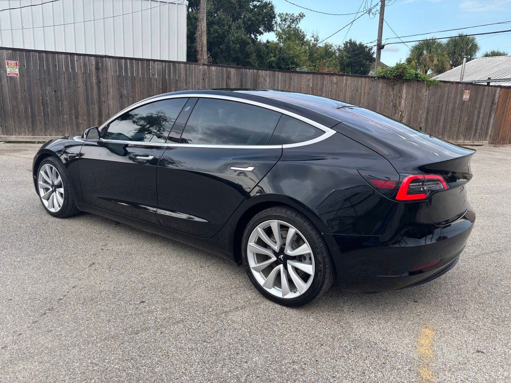 Tesla Model 3 Vehicle Full-screen Gallery Image 05