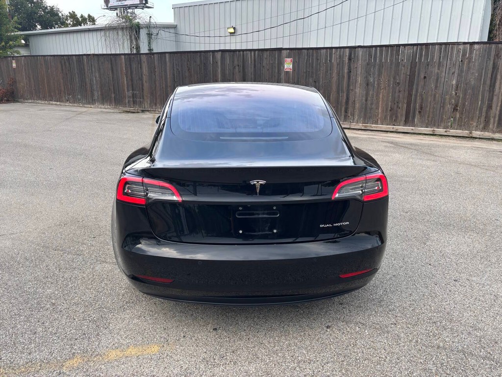 Tesla Model 3 Vehicle Full-screen Gallery Image 06