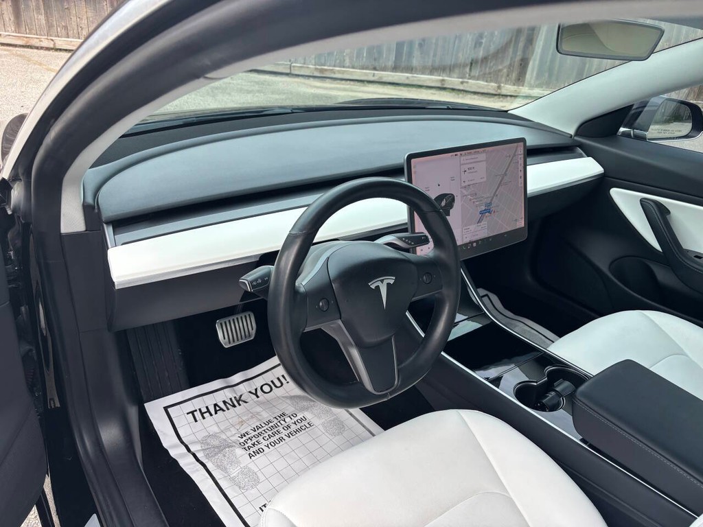 Tesla Model 3 Vehicle Full-screen Gallery Image 08