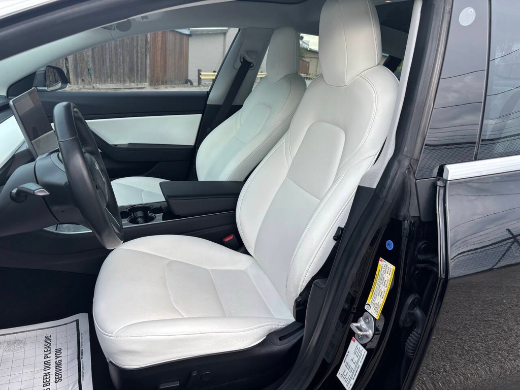 Tesla Model 3 Vehicle Full-screen Gallery Image 09