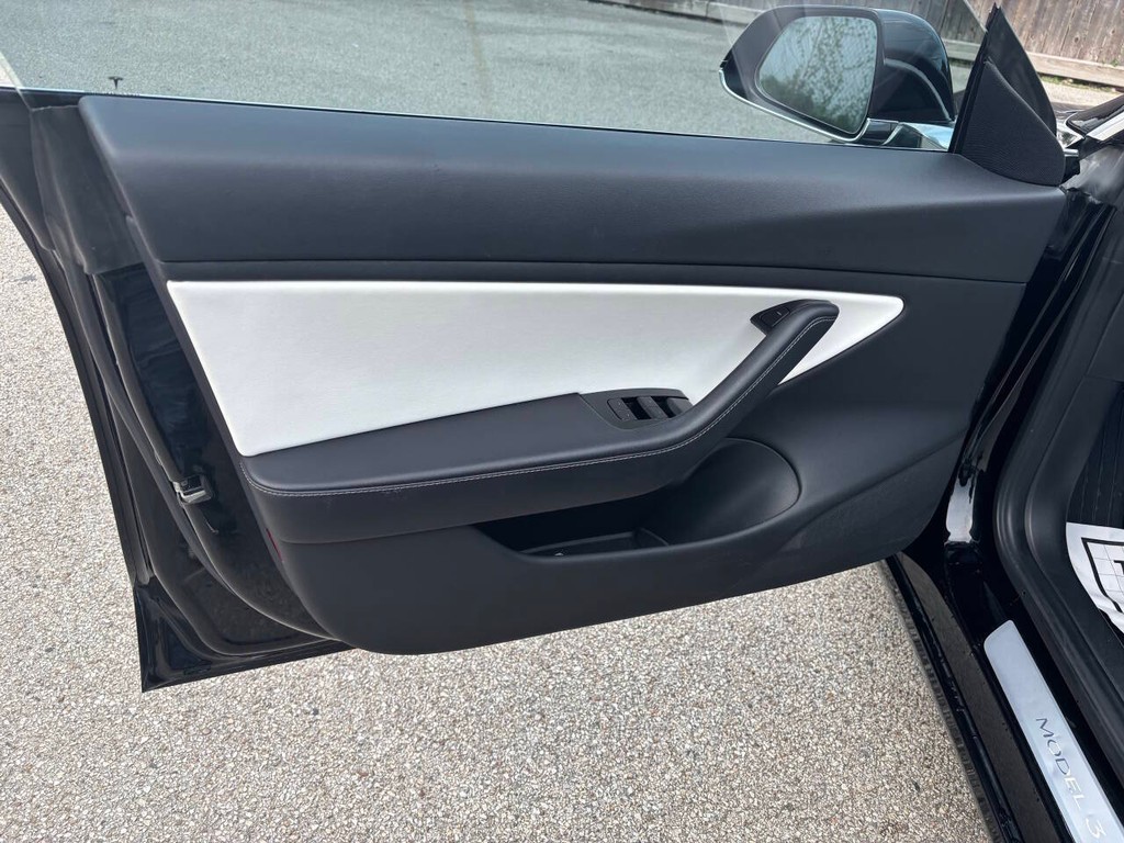 Tesla Model 3 Vehicle Full-screen Gallery Image 10