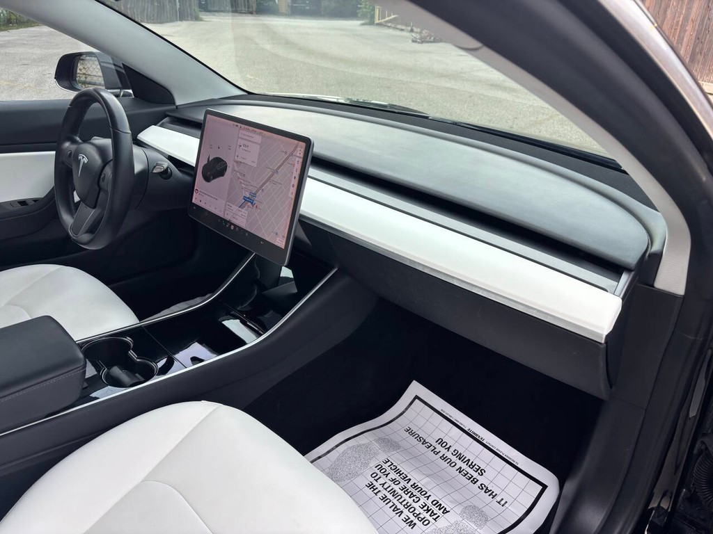 Tesla Model 3 Vehicle Full-screen Gallery Image 11