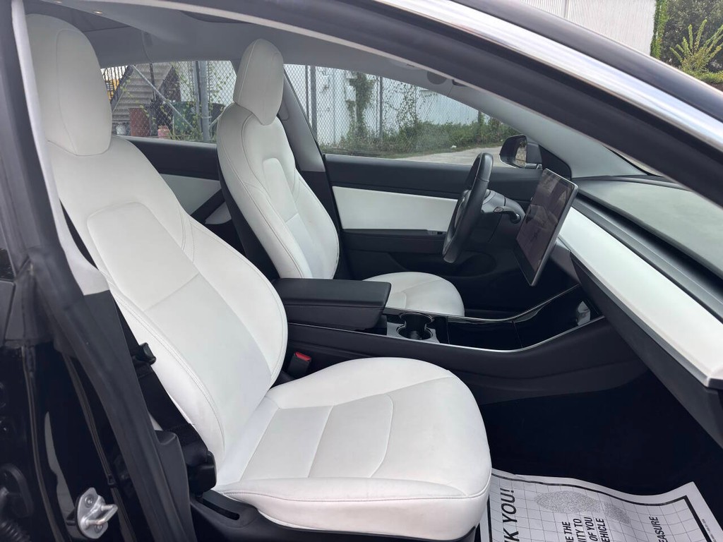Tesla Model 3 Vehicle Full-screen Gallery Image 12