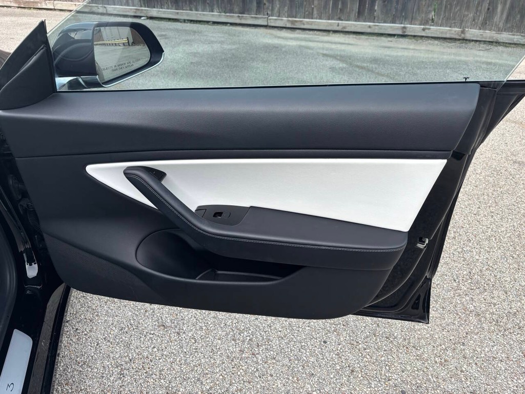 Tesla Model 3 Vehicle Full-screen Gallery Image 13