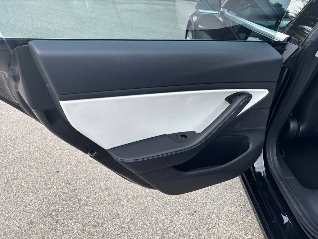 Tesla Model 3 Vehicle Full-screen Gallery Image 15