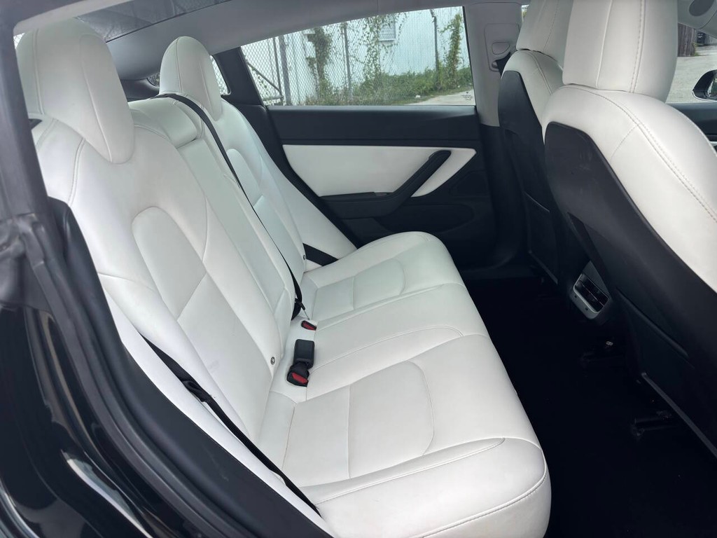 Tesla Model 3 Vehicle Full-screen Gallery Image 16