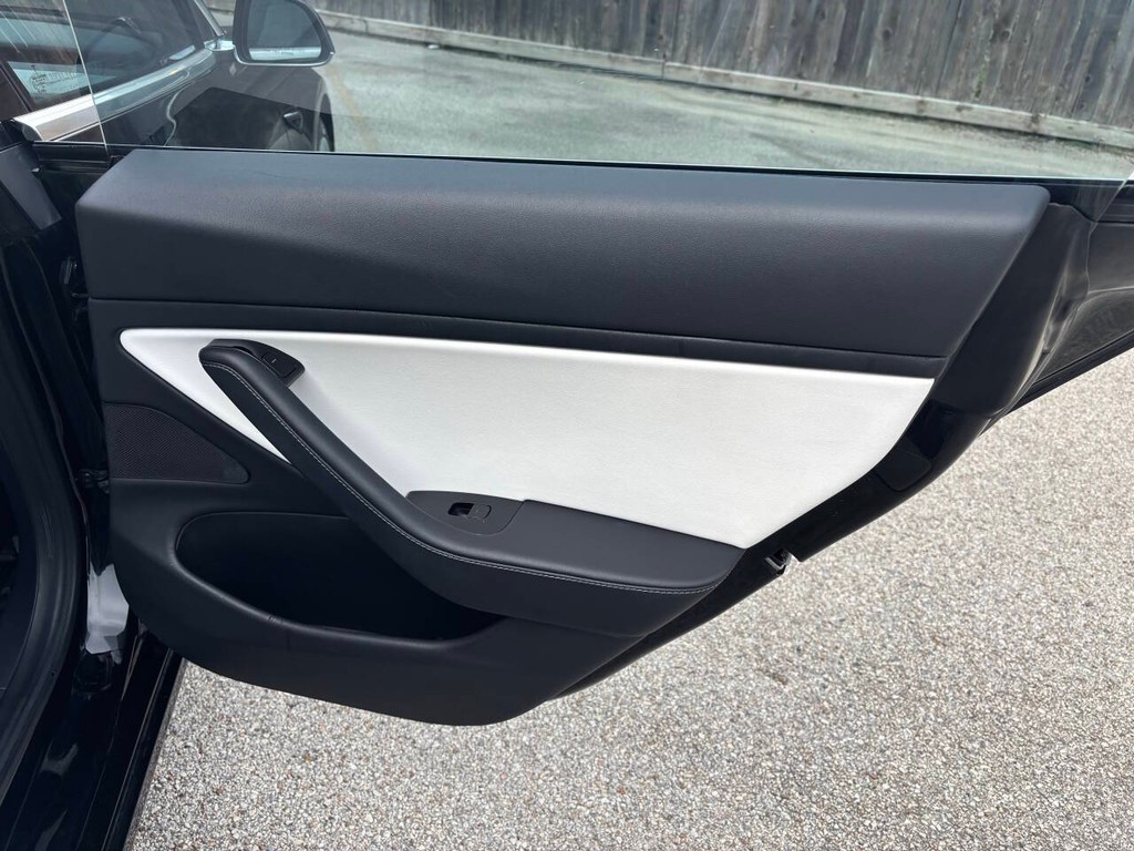Tesla Model 3 Vehicle Full-screen Gallery Image 17