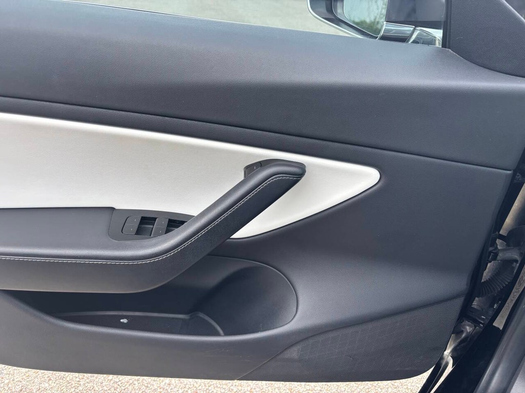 Tesla Model 3 Vehicle Full-screen Gallery Image 25