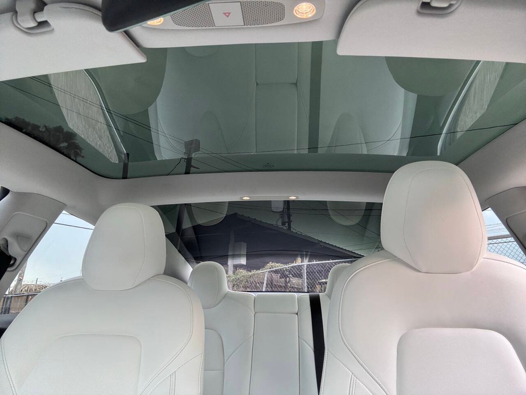 Tesla Model 3 Vehicle Full-screen Gallery Image 26