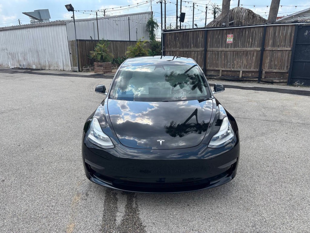 Tesla Model 3 Vehicle Full-screen Gallery Image 02