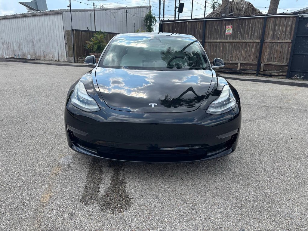 Tesla Model 3 Vehicle Full-screen Gallery Image 03