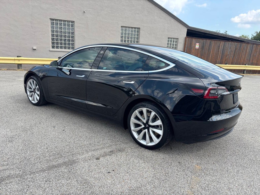 Tesla Model 3 Vehicle Full-screen Gallery Image 05