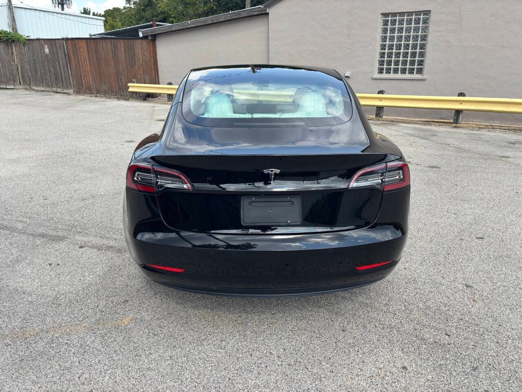 Tesla Model 3 Vehicle Full-screen Gallery Image 06