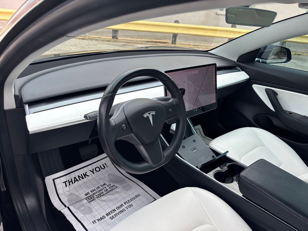Tesla Model 3 Vehicle Full-screen Gallery Image 08