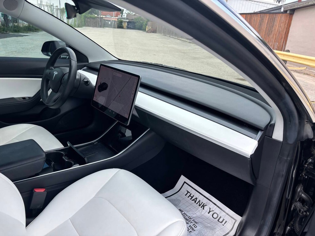 Tesla Model 3 Vehicle Full-screen Gallery Image 10