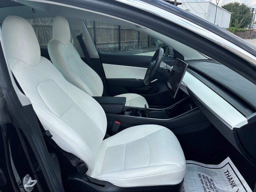 Tesla Model 3 Vehicle Full-screen Gallery Image 11
