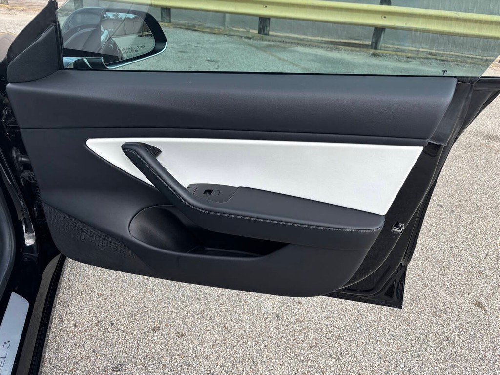 Tesla Model 3 Vehicle Full-screen Gallery Image 12