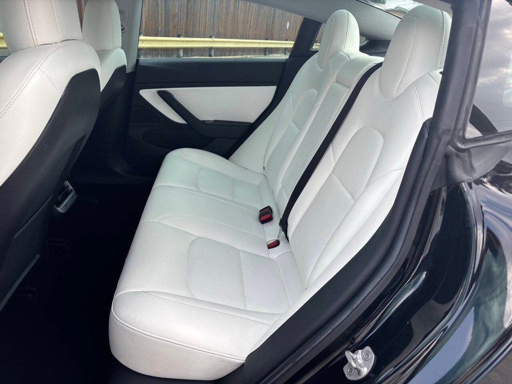 Tesla Model 3 Vehicle Full-screen Gallery Image 13