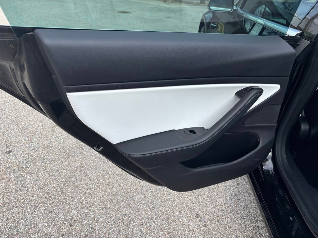 Tesla Model 3 Vehicle Full-screen Gallery Image 14