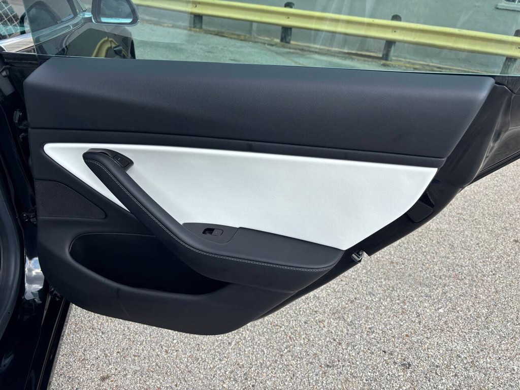 Tesla Model 3 Vehicle Full-screen Gallery Image 16