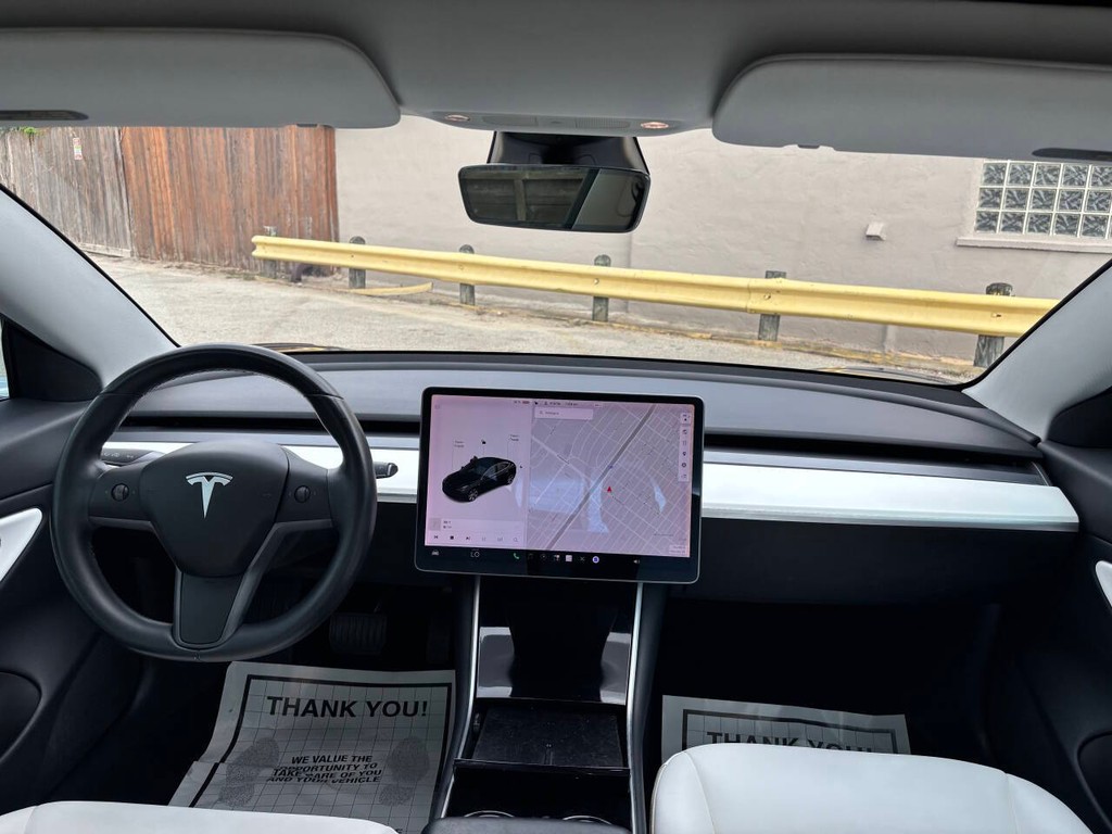 Tesla Model 3 Vehicle Full-screen Gallery Image 18