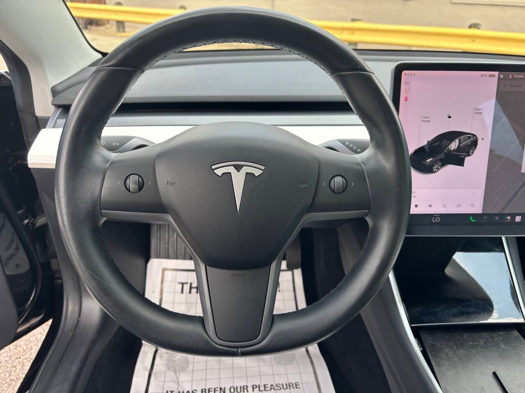 Tesla Model 3 Vehicle Full-screen Gallery Image 22
