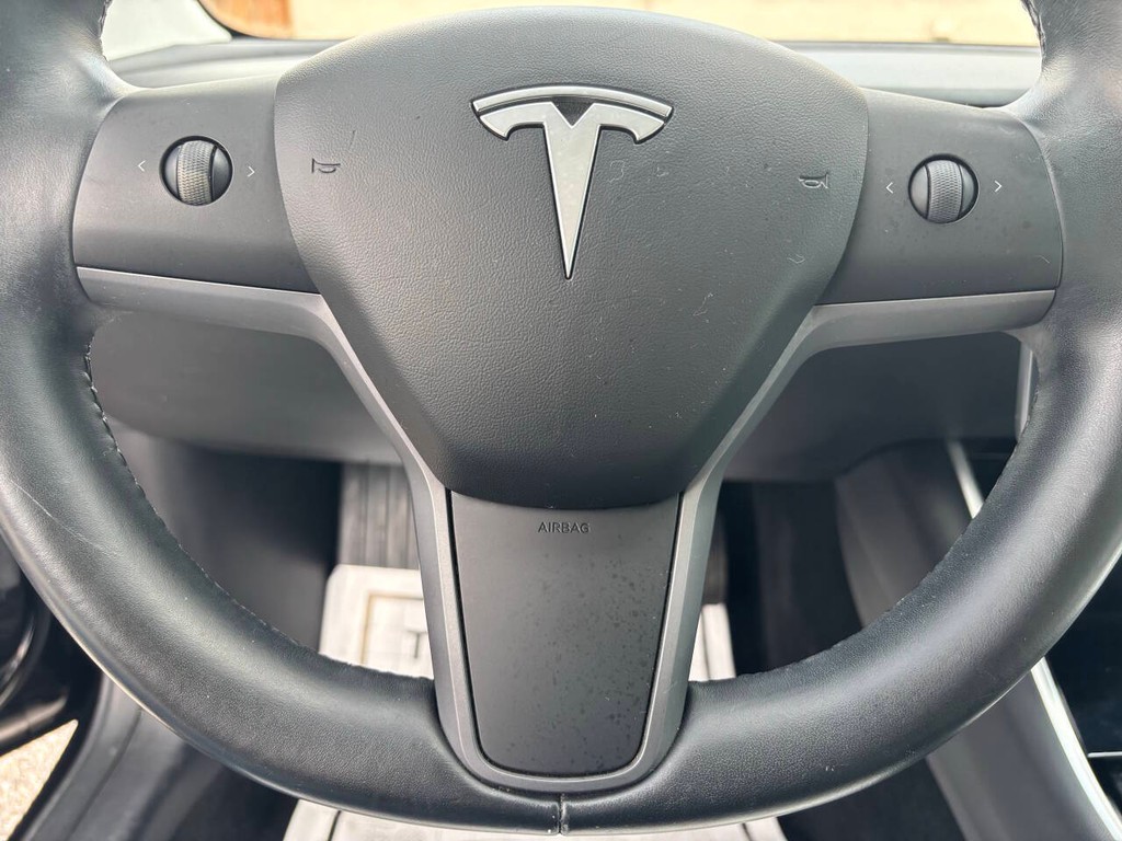 Tesla Model 3 Vehicle Full-screen Gallery Image 23