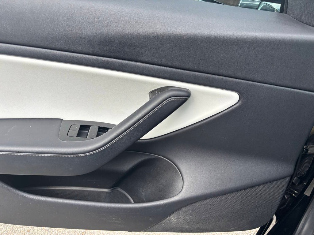 Tesla Model 3 Vehicle Full-screen Gallery Image 24
