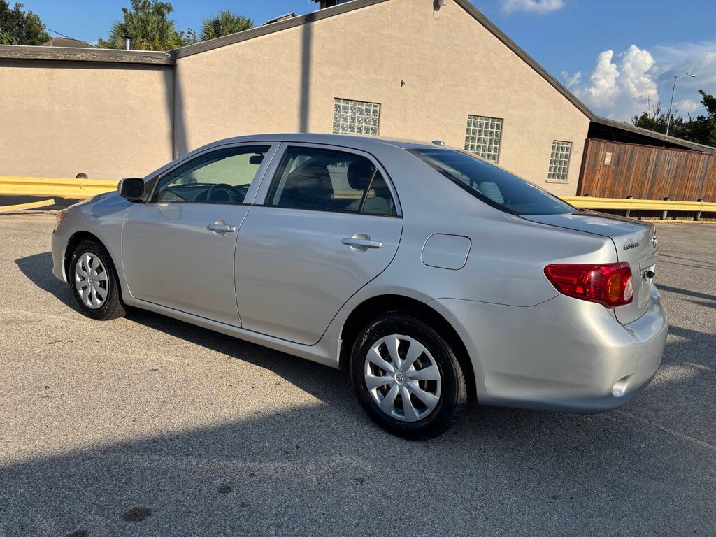 Toyota Corolla Vehicle Full-screen Gallery Image 05
