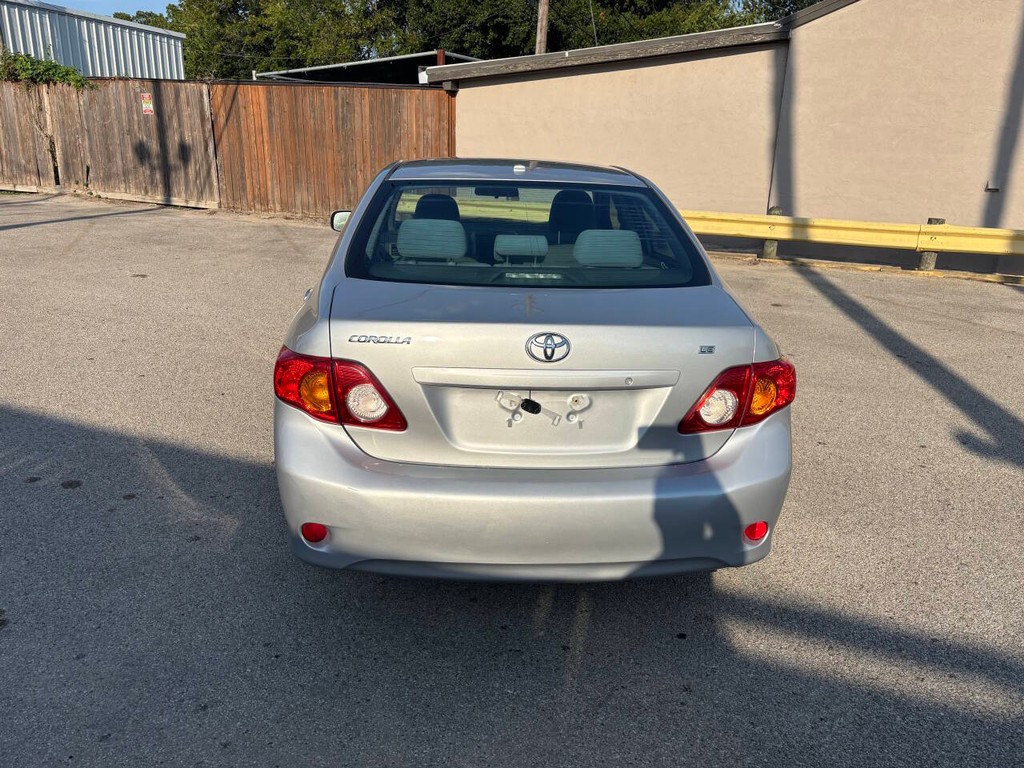 Toyota Corolla Vehicle Full-screen Gallery Image 06
