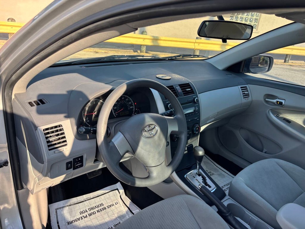 Toyota Corolla Vehicle Full-screen Gallery Image 08