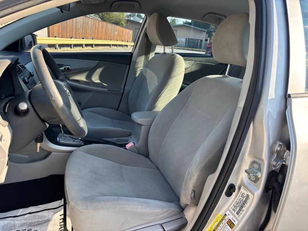 Toyota Corolla Vehicle Full-screen Gallery Image 09
