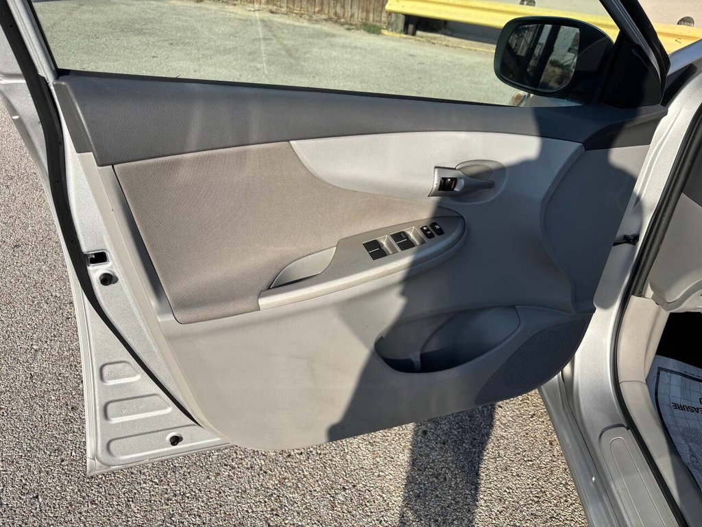 Toyota Corolla Vehicle Full-screen Gallery Image 10