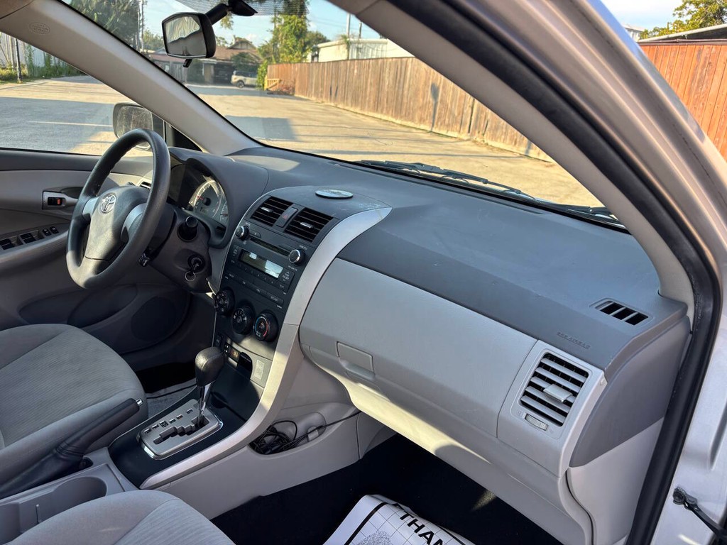 Toyota Corolla Vehicle Full-screen Gallery Image 11