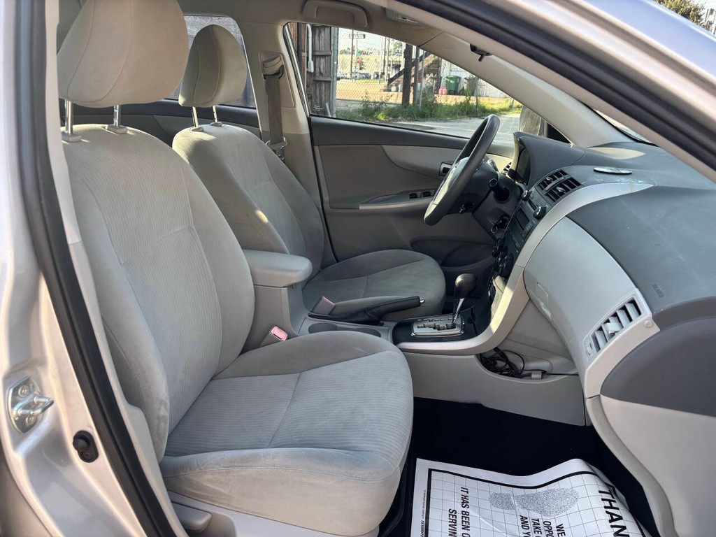 Toyota Corolla Vehicle Full-screen Gallery Image 12