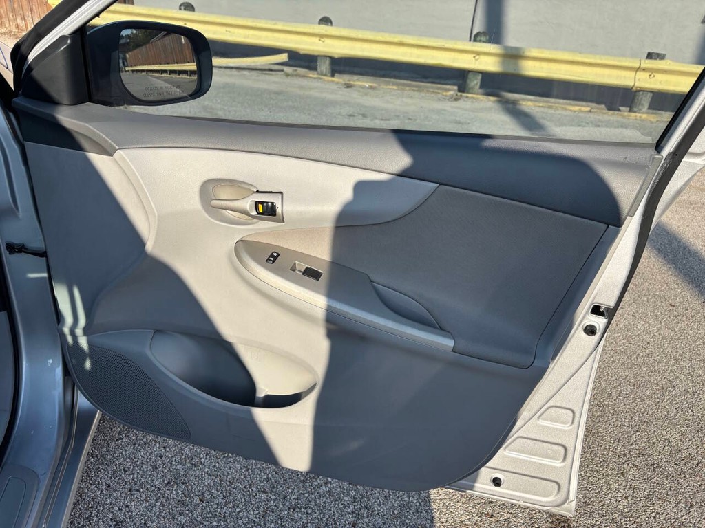 Toyota Corolla Vehicle Full-screen Gallery Image 13