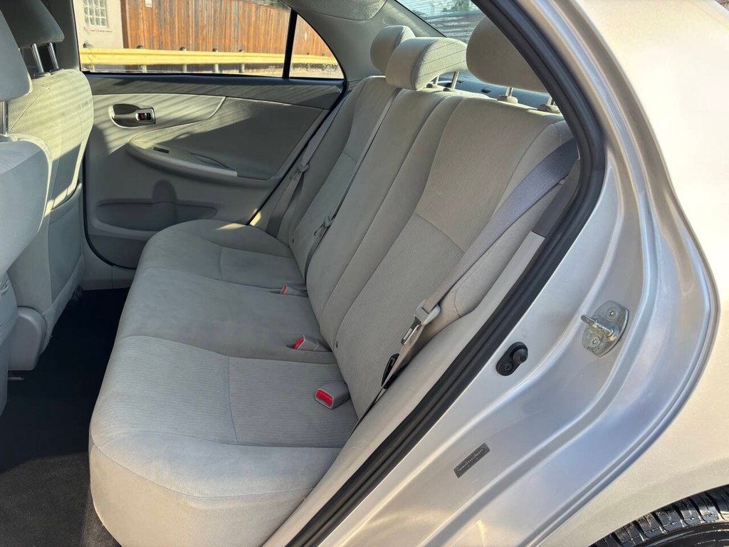 Toyota Corolla Vehicle Full-screen Gallery Image 14