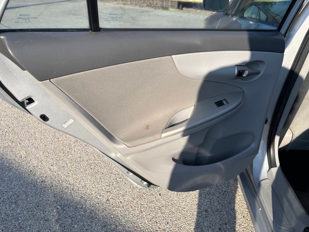 Toyota Corolla Vehicle Full-screen Gallery Image 15