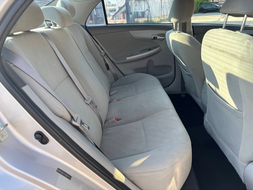 Toyota Corolla Vehicle Full-screen Gallery Image 16