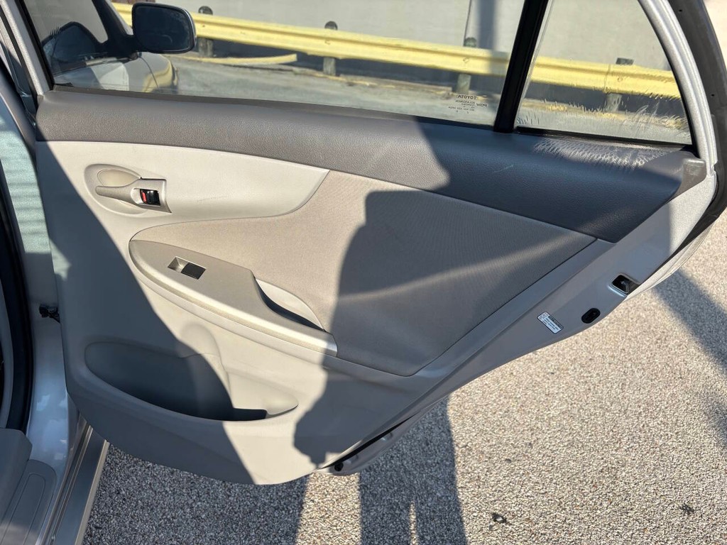 Toyota Corolla Vehicle Full-screen Gallery Image 17