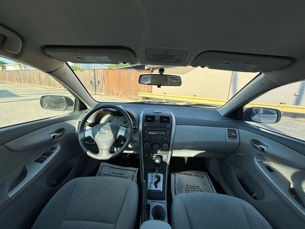 Toyota Corolla Vehicle Full-screen Gallery Image 18