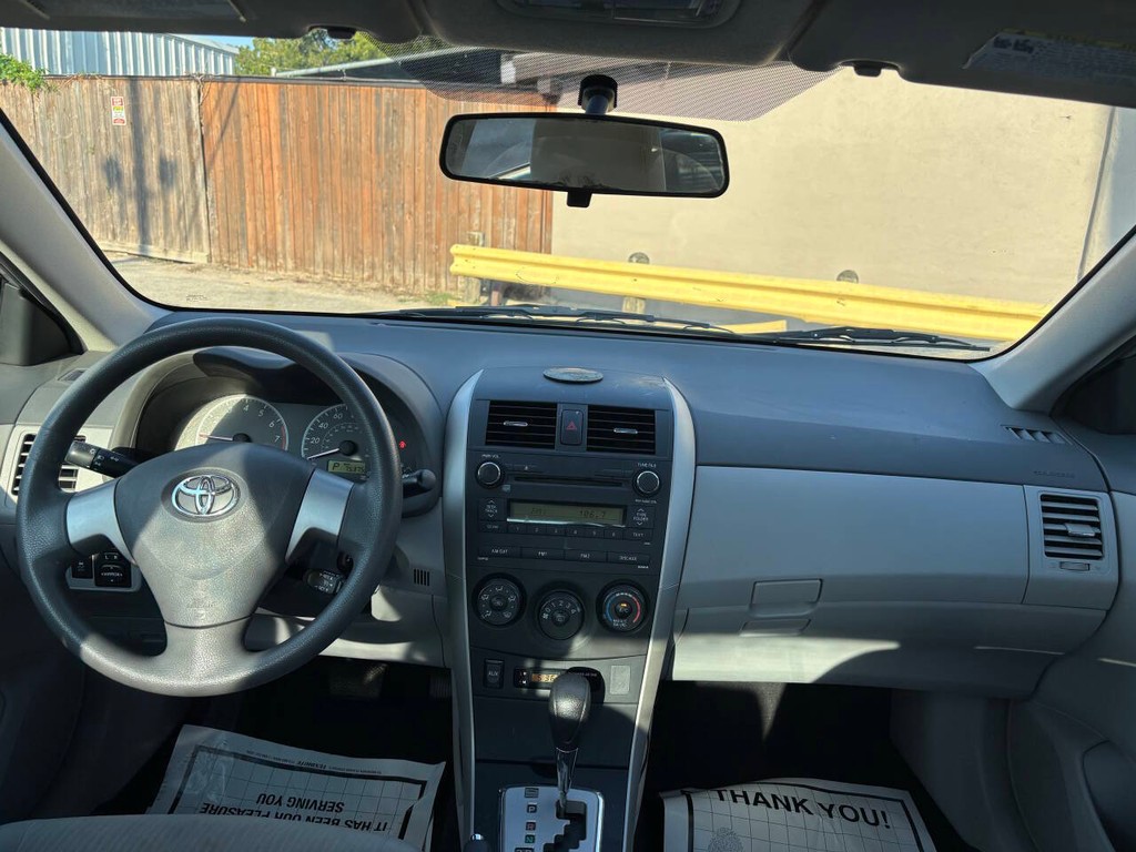 Toyota Corolla Vehicle Full-screen Gallery Image 19