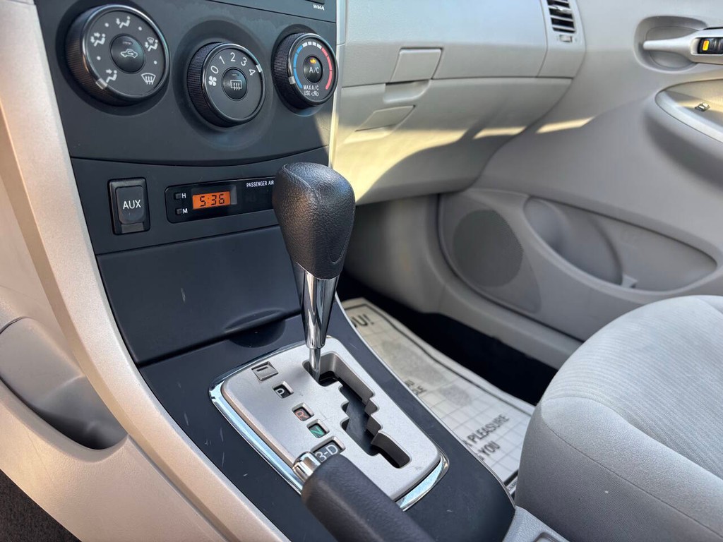 Toyota Corolla Vehicle Full-screen Gallery Image 21