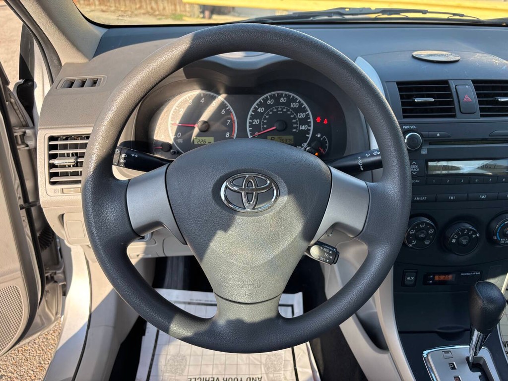 Toyota Corolla Vehicle Full-screen Gallery Image 22
