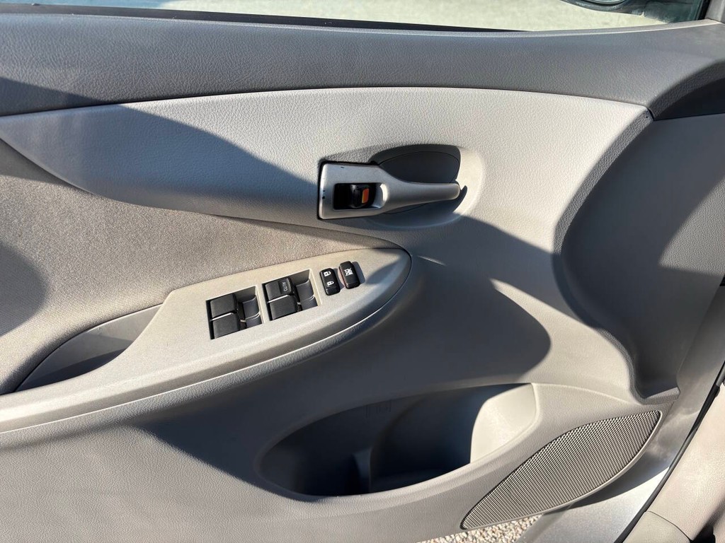 Toyota Corolla Vehicle Full-screen Gallery Image 23